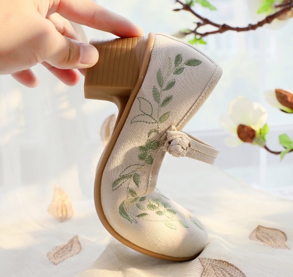 Short Heel Embroidery Frog Button 5CM Round Toe High Heels