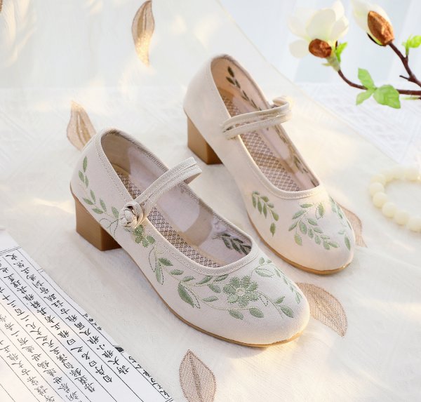 Short Heel Embroidery Frog Button 5CM Round Toe High Heels