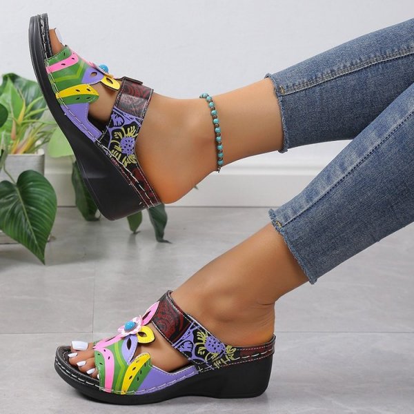 Ethnic Cool Girl Colored Slope And Totem Slippers